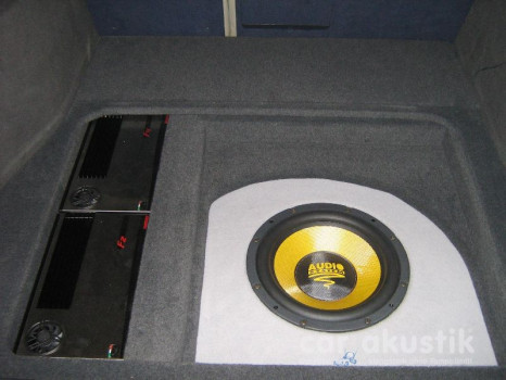 Subwoofer und Verstärker im Audi A4