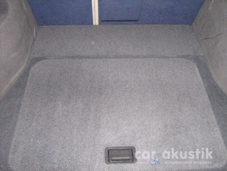 Subwoofer und Verstärker im Audi A4