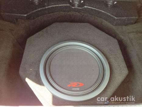 Alpine Subwoofer im Toyota GT86