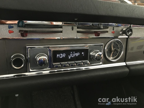 Retro Radio in einer Mercedes "Pagode"