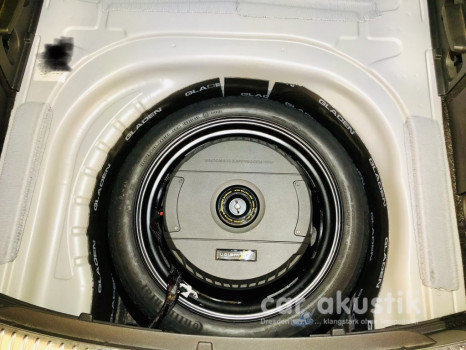 Aktiver Subwoofer ESX im Reserverad im Seat Leon ST