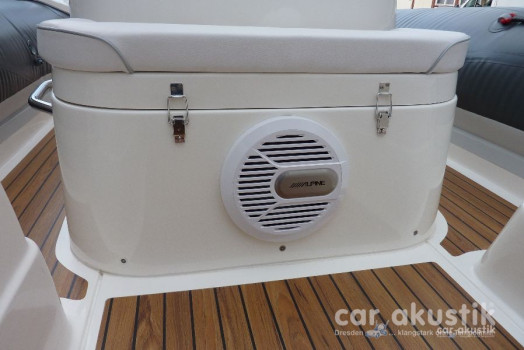 Alpine Marine Subwoofer SWR-M100 im Schlauchboot